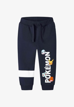 Marineblå joggebukser til barn med hvit stripe på ett ben og vertikal "Pokémon"-tekst med ansiktene til Pikachu, Squirtle, Bulbasaur og Charmander.