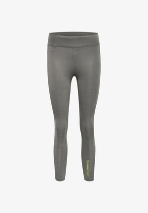 Graue, knöchellange sportliche Leggings mit hohem Bund und kleinem gelbem Logo nahe dem unteren Ende des linken Beins.