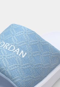 Jordan JORDAN SOPHIA SLIDE - Natikače - blue beyond/white/light armory blue/light brown