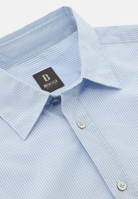 Camicia a righe blu chiaro con colletto classico, patta dei bottoni e un'etichetta nera con la scritta "BOGGI MILANO". Tessuto in cotone morbido.