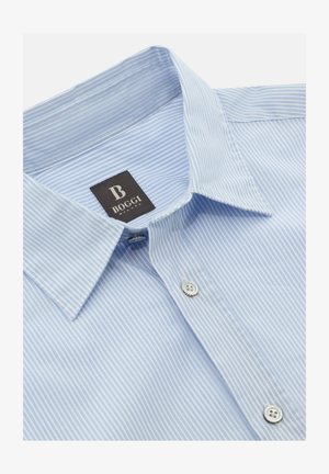 Helles, blau gestreiftes Hemd mit klassischem Kragen, Knopfleiste und einem schwarzen Etikett, auf dem "BOGGI MILANO" steht. Glattes Baumwollgewebe.