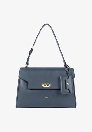 Sac à main Lancaster Paris en cuir bleu avec bandoulière réglable, fermoir doré et petite pochette attachée sur fond blanc.