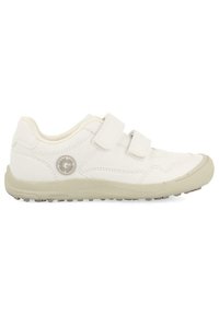 Baskets blanches avec deux bandes Velcro, en matériau supérieur lisse, bout rond et semelle en caoutchouc beige clair avec une texture antidérapante. Détail de la marque Gioseppo.