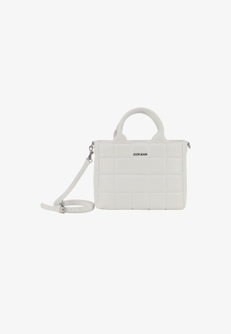 Biała pikowana torebka o ustrukturyzowanym kształcie, z górnymi uchwytami i odpinanym paskiem na ramię. Posiada metalowe logo z przodu.