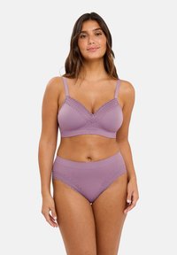 Ensemble comprenant un soutien-gorge sans fil lavande et un slip taille haute. Texture douce côtelée avec des accents en dentelle le long des bords. Bretelles ajustables.