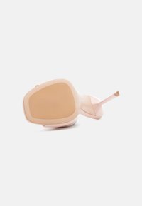 Scarpa con tacco alto rosa con finitura liscia, punta arrotondata e suola beige a contrasto. Presenta un tacco sottile e un design minimalista.