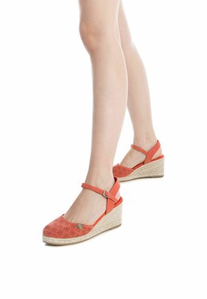 Sandalias de cuña de coral con patrón perforado, correa en el tobillo y tacón de yute trenzado. Suela de goma antideslizante, diseño casual para clima cálido.
