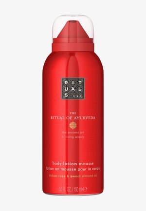 Rød aerosoldåse med Ritual of Ayurveda body lotion mousse med indisk rose og sød mandelolie, med en klar plastikhætte.