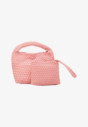 Lyserød vævet håndtaske med et rundt håndtag og en lille matchende pung. Lavet af tekstureret materiale med et flettet design.