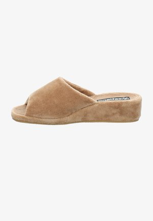 Chaussons ouverts en tissu doux couleur fauve, dotés d'une semelle rembourrée et d'une semelle légèrement surélevée à la texture lisse.