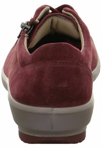 Chaussure en suede bordeaux avec une surface texturée, un bout rond et une semelle en caoutchouc grise. Présente une boucle décorative près de l'ouverture.