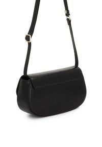 Czarna skórzana torba na ramię z teksturą krokodyla, w zaokrąglonym kształcie, z klapką i długim regulowanym paskiem. Złote akcenty wykończeniowe.