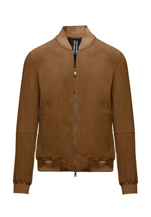 Giacca bomber in suede marrone con chiusura a zip, polsini e orlo a costine, tasche laterali e colletto arrotondato. Texture liscia con dettagli minimi.