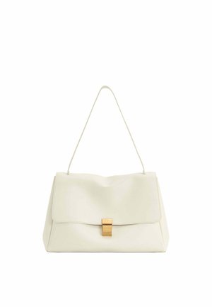 Sac à main en cuir couleur crème avec une fermeture à rabat et une boucle rectangulaire en or, doté d'une seule sangle d'épaule fine.