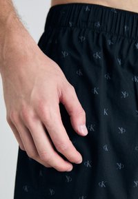Calvin Klein Underwear BOXER SLIM COTTON POPLIN - Bokseriai - diamond logo black