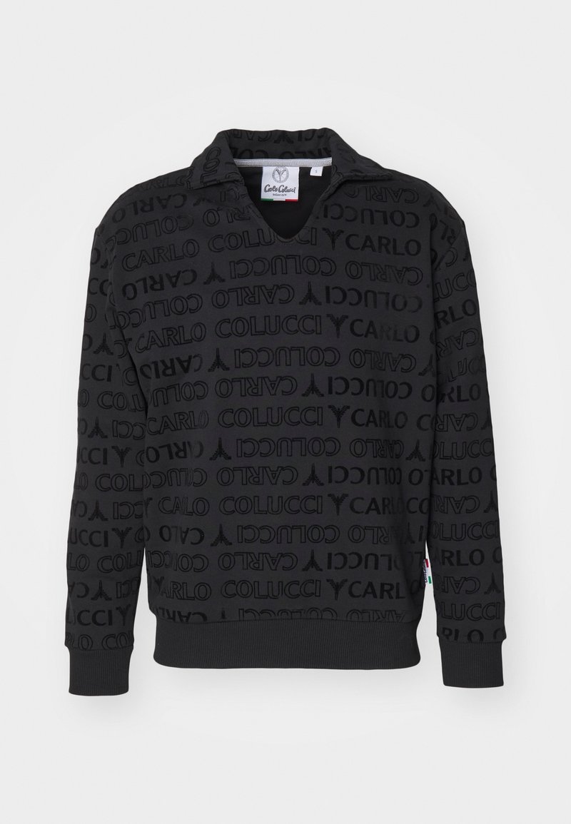 Sweat-shirt noir à manches longues avec motif texte répété "CARLO COLUCCI" et petit détail de col sur fond blanc.