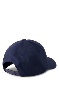 Gorra de béisbol azul marino hecha de tela, con visera curvada, cierre ajustable de tipo snapback y detalles de costura en la parte superior y los lados.