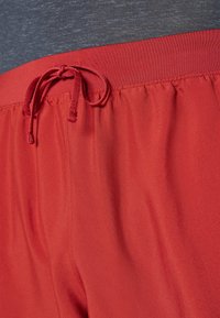 Under Armour LAUNCH - Lühikesed kaks-ühes jooksupüksid - earthen orange/black
