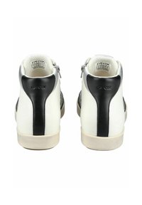 Witte en zwarte high-top sneakers met een gestructureerde zijpaneel, ronde neus, vetersluiting en ritssluiting bij de hiel.