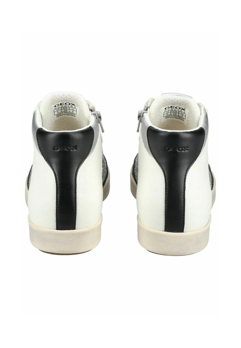 Białe i czarne wysokie trampki z teksturowanym panelem bocznym, zaokrąglonym czubkiem, sznurowanym zapięciem oraz zamkiem błyskawicznym z tyłu.