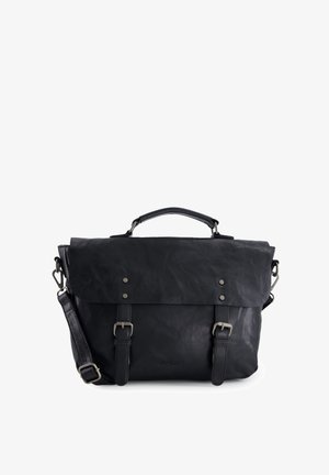 Černá kožená taška přes rameno s klopou, kovovým kování, nastavitelným popruhem a dvojitými přezkami. Má texturovaný povrch a vyražené logo.