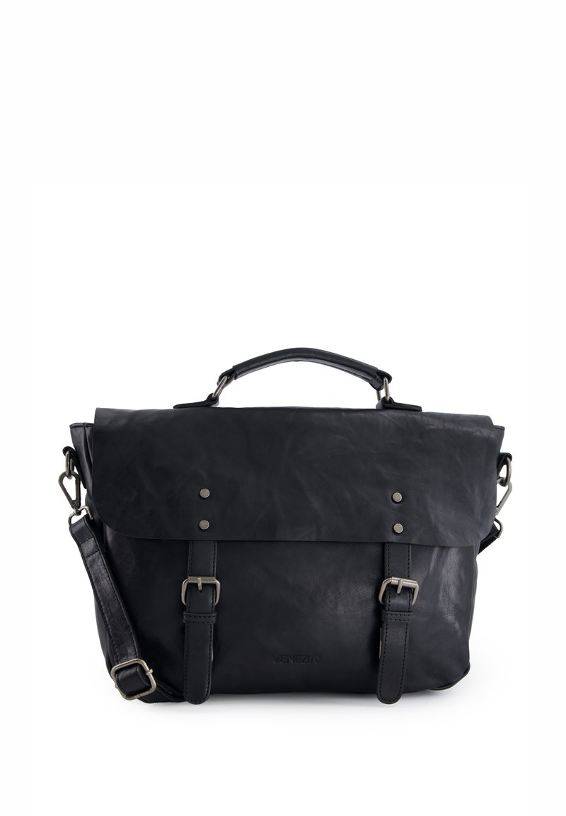 Schwarze Leder-Umhängetasche mit Klappe, Metallbeschlägen, verstellbarem Riemen und zwei Schnallen. Verfügt über eine strukturierte Oberfläche und ein geprägt eingestelltes Logo.