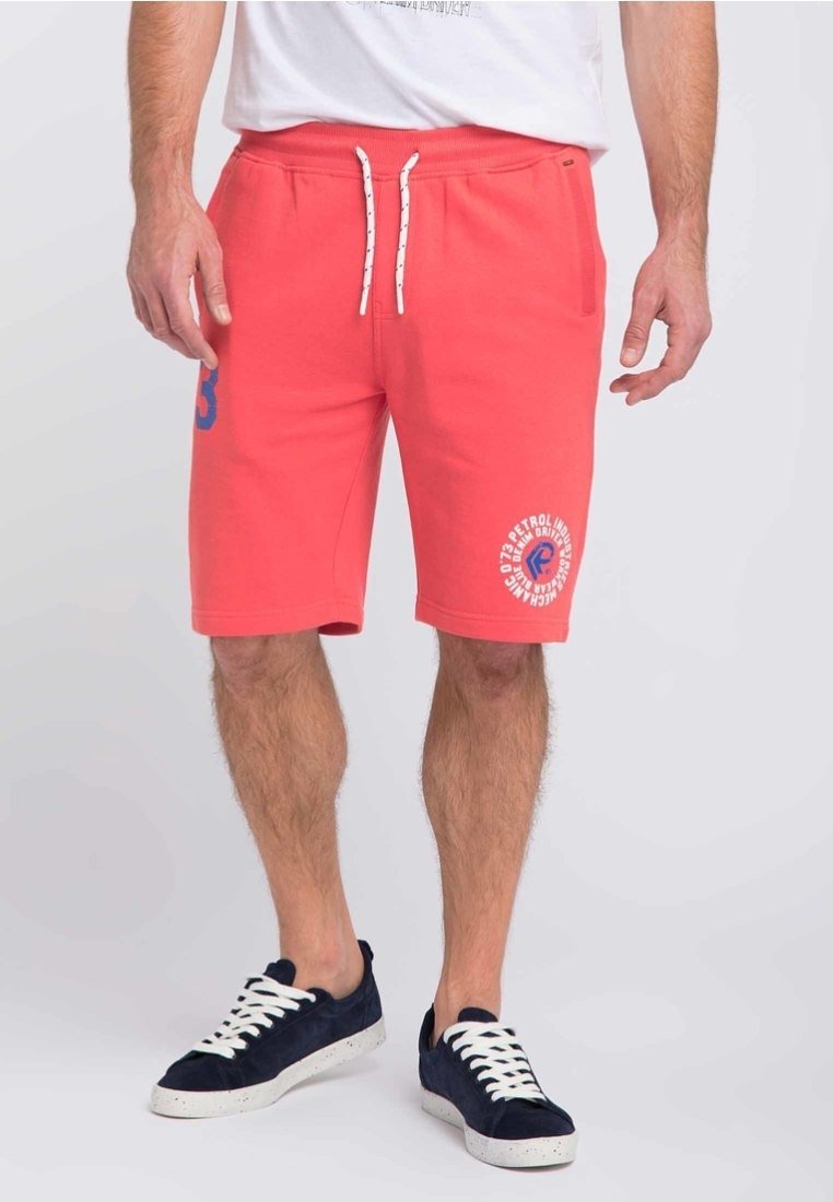 Pantaloni corti color corallo realizzati in tessuto morbido, con vita regolabile tramite cordino, tasche laterali e una stampa grafica con testo sulla gamba sinistra.