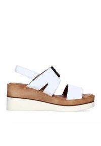 Sandali a zeppa bianchi con due fasce larghe, una fibbia laterale, una piattaforma color beige e una suola bianca. Materiale sintetico liscio con una leggera lucentezza.