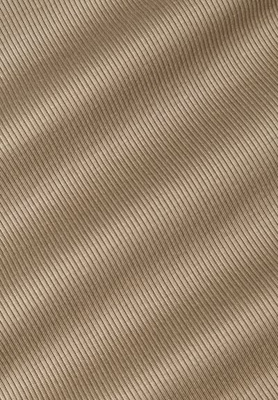Tessuto stoffa con una texture a coste ondulate nei toni dal beige chiaro al beige scuro, che mette in evidenza linee orizzontali e una leggera lucentezza.