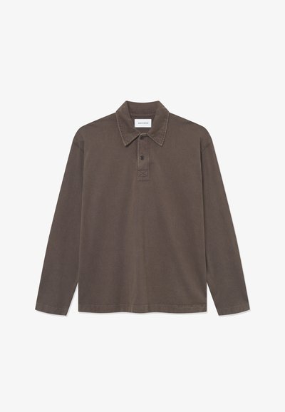 Polo à manches longues marron en coton doux. Présente un col, une patte de boutonnage à trois boutons et des détails de couture visibles.