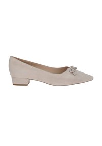 Pumps beige in suede a tacco basso con punta appuntita e dettaglio decorativo a forma di fiocco davanti. Texture liscia e design minimalista.
