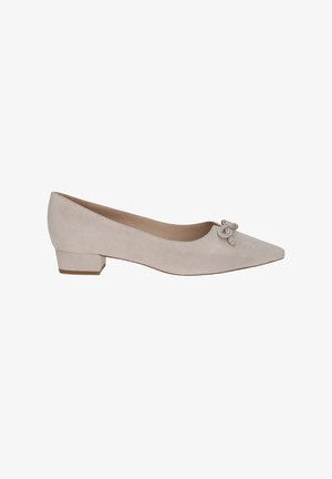 Pompes à talons bas en daim beige avec un bout pointu et un détail de nœud décoratif à l'avant. Texture lisse et design minimaliste.