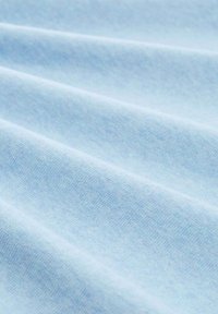 Himmelblauer Stoff mit weicher Textur, der dezente horizontale Falten und ein glattes, gleichmäßiges Webmuster aufweist.