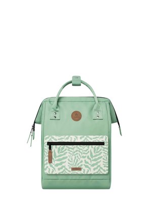 Sac à dos vert menthe avec poignées supérieures, poche avant zippée ornée d'un motif de feuilles blanches et vertes, et tirette de fermeture éclair en cuir.