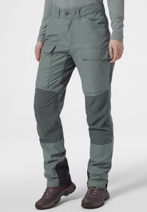 Lichte outdoorbroeken in twee tinten groen. Voorzien van cargozakken, verstelbare tailleband en versterkte knieën. Waterproof stof.