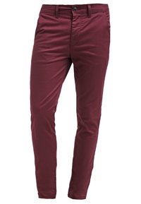 Pánské slim fit bordó kalhoty s knoflíkovým a zipovým zapínáním, poutky na opasek a předními kapsami.