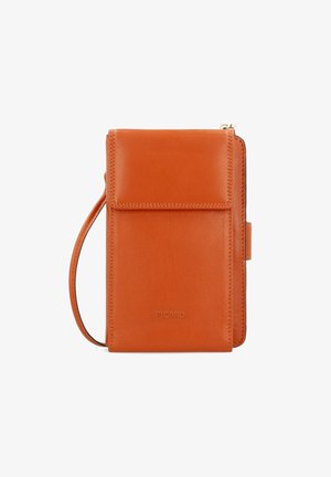 Orangefarbene Leder-Umhängetasche mit Klappenverschluss, einem Handgelenkriemen, geprägtem Logo und klaren Linien. Strukturierte Oberfläche und kompaktes Design.