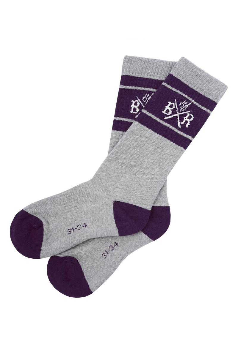 Grå sokker med lilla detaljer, der har vandrette striber og et logo. Inkluderer størrelsesmarkeringer 31-34 ved tåen og hælen.