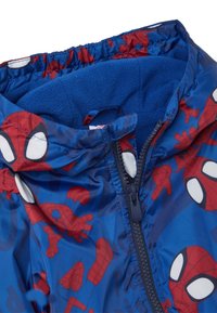 Blauwe jas met Spiderman-print, voorzien van een ritssluiting, elastische manchetten en een zachte fleece voering. Kleurrijk ontwerp met rode en witte accenten.