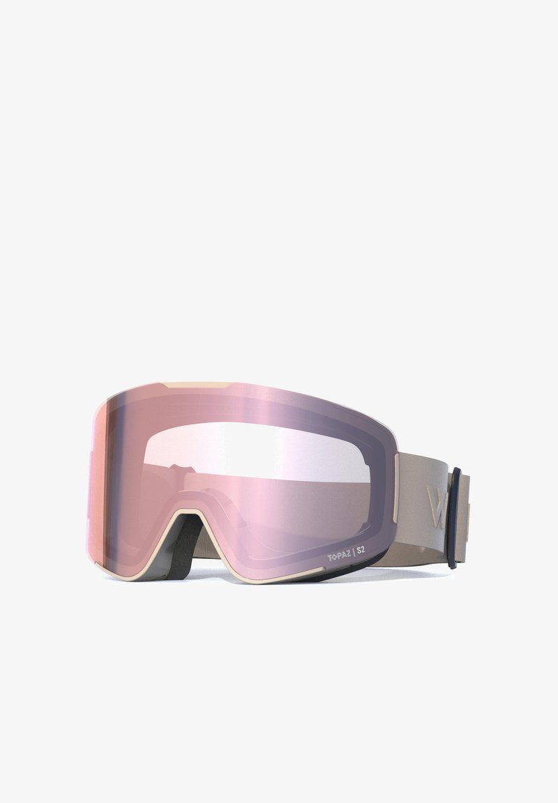 Maschera da sci con una lente ampia e curva tinta di rosa, montatura beige e cinturino regolabile con marchio discreto e superficie testurizzata.