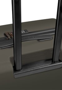 Hartschalenkoffer mit mattem olivgrünem Finish. Verfügt über schwarze ausziehbare Griffe, einen Reißverschluss und ein TSA-zugelassene Schließmechanismus.