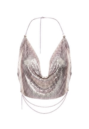 Top halter metallico argentato con cinturino a catena al collo e parte anteriore drappeggiata, decorato con piccoli paillettes riflettenti e dettagli a catena pendenti sul fondo.