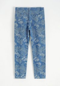 Pantalons en denim bleu avec un motif de nuages dans des teintes de bleu variées, ayant une texture lisse et deux poches arrière.