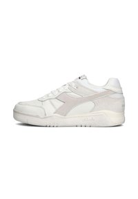 Witte sportschoenen met een bovenwerk van textuurleer en suede, met grijze accenten, een gevoerde kraag en een rubberen zool met groeven.
