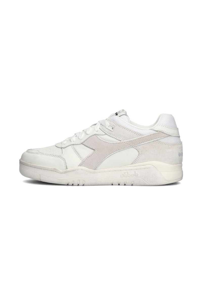 Witte sportschoenen met een bovenwerk van textuurleer en suede, met grijze accenten, een gevoerde kraag en een rubberen zool met groeven.
