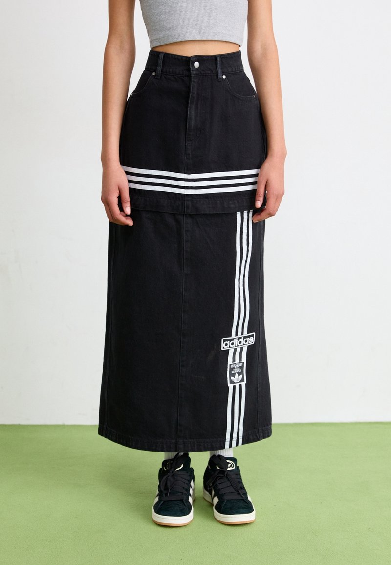 Svart denimmaxikjol med vita Adidas-ränder och logopatch; åtsittande midja, utsvängd form, knäppning fram och sidofickor.