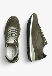 Olivgrüne Sneakers aus Mesh und Wildleder, mit einer weißen Sohle, grauen Schnürsenkeln und braunen Akzenten. Gummilaufsohle für besseren Halt.