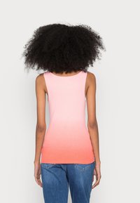 Débardeur sans manches en dégradé de rose, passant du clair au foncé. Fabriqué en tissu doux avec un design ajusté et un col rond.