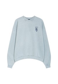 Felpa azzurra con un fit rilassato, caratterizzata da un collo a giro, spalle scese e un design grafico blu navy sul lato sinistro del petto.