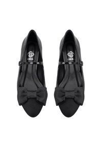 Zwarte ballerina's met een ronde neus, satijnen bovenkant en een grote geribbelde strikdetail aan de voorkant. Bevat een gespsluiting voor een veilige pasvorm.